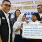 BULOG Peduli Aksi Berbagi menyalurkan bantuan pangan berupa 500 paket beras premium kemasan 5 kilogram. (foto. bulog)