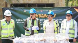 Barantin memusnahkan sebanyak 312 ton atau 12 kontainer bahan baku pakan ternak jenis Meat Bone Meal. (foto. barantin)