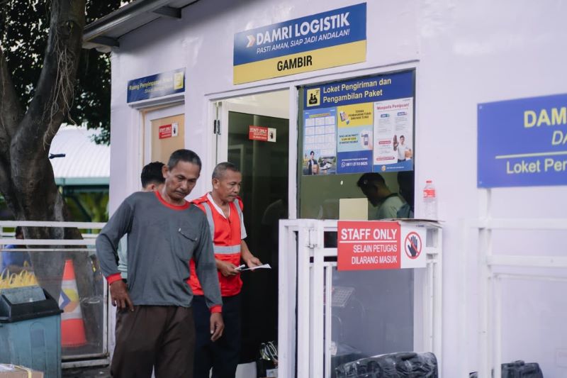 DAMRI logistikdi Gambir (foto. damri)
