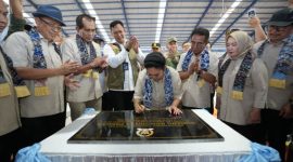 Direktur Utama Perum BULOG, Ahmad Rizal Ramdhani dampingi Ketua Komisi IV DPR RI, Titiek Soeharto, meresmikan Gudang Komoditas Pangan (foto bulog)