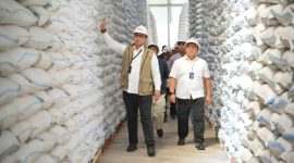 Direktur Utama Perum BULOG Ahmad Rizal Ramdhani saat cek gudang beras (foto.bulog)