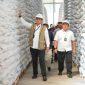 Direktur Utama Perum BULOG Ahmad Rizal Ramdhani saat cek gudang beras (foto.bulog)
