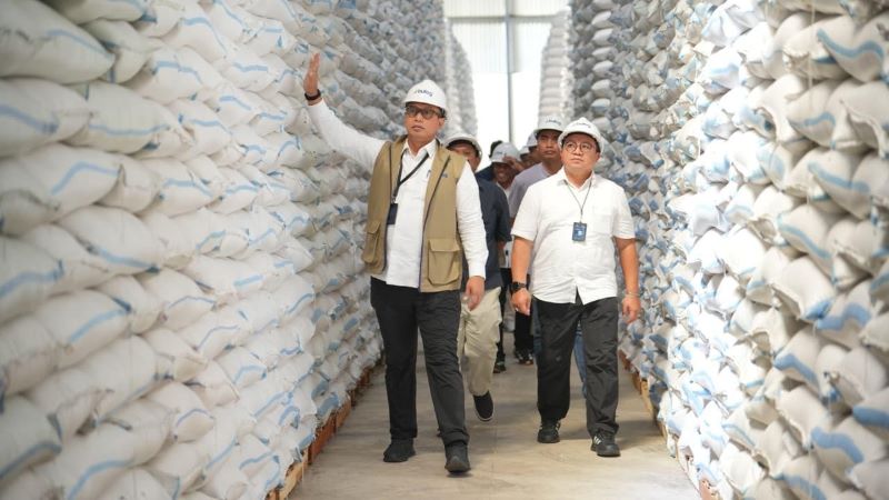 Direktur Utama Perum BULOG Ahmad Rizal Ramdhani saat cek gudang beras (foto.bulog)