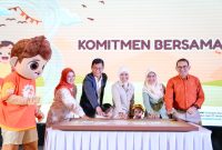 Fadli Zon ajak anak-anak memainkan permainan tradisional. (foto. kemenbud)