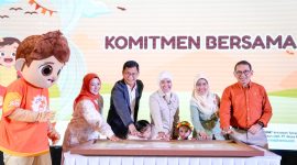 Fadli Zon ajak anak-anak memainkan permainan tradisional. (foto. kemenbud)