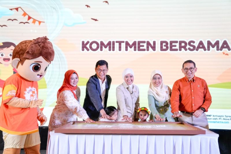 Fadli Zon ajak anak-anak memainkan permainan tradisional. (foto. kemenbud)