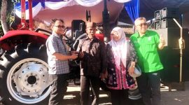 Hasanuddin Wahid serahkan traktor ke Gapoktan Desa Bandungrejo, Kecamatan Bantur, Kabupaten Malang. (dok pkb)