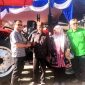 Hasanuddin Wahid serahkan traktor ke Gapoktan Desa Bandungrejo, Kecamatan Bantur, Kabupaten Malang. (dok pkb)