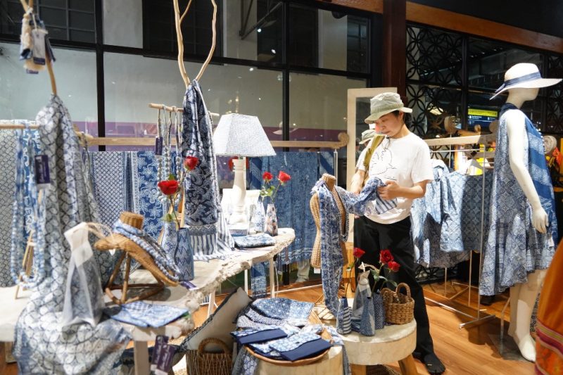 Seorang pengunjung mengamati koleksi produk lokal yang dipamerkan di Lelana Gallery, Stasiun Yogyakarta, Kamis (16/7/2026). Galeri yang dihadirkan KAI Wisata tersebut menjadi wadah promosi bagi batik, tenun, dan produk kreatif berkelanjutan sekaligus mendukung pelestarian budaya serta pemberdayaan UMKM Indonesia.