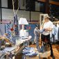 Seorang pengunjung mengamati koleksi produk lokal yang dipamerkan di Lelana Gallery, Stasiun Yogyakarta, Kamis (16/7/2026). Galeri yang dihadirkan KAI Wisata tersebut menjadi wadah promosi bagi batik, tenun, dan produk kreatif berkelanjutan sekaligus mendukung pelestarian budaya serta pemberdayaan UMKM Indonesia.
