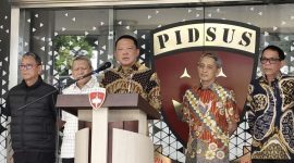 Jampidsus Febrie Adriansyah menyampaikan konferensi pers di Gedung Bundar, Kejagung, Jakarta, Jumat (10/7).