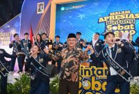 Mendikdasmen Abdul Mu'ti bersama para Duta Bintang Sobat SMP. (dok. kemendikdasmen)