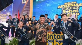Mendikdasmen Abdul Mu'ti bersama para Duta Bintang Sobat SMP. (dok. kemendikdasmen)