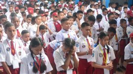 Pelajar SD dalam pelaksanaan Masa Pengenalan Lingkungan Sekolah di Jayapura (foto.kemendikdasmen)