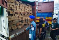 TNI AL gagalkan illegal logging yang akan dikirim menuju Pulau Jawa (dok. dispenal)