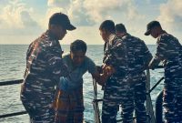 TNI AL saat evakuasi korban selamat dari musibah tenggelamnya Kapal Layar Motor (KLM) Nurul Salsa 01 (foto. dispenal)