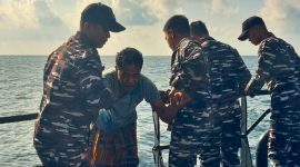 TNI AL saat evakuasi korban selamat dari musibah tenggelamnya Kapal Layar Motor (KLM) Nurul Salsa 01 (foto. dispenal)
