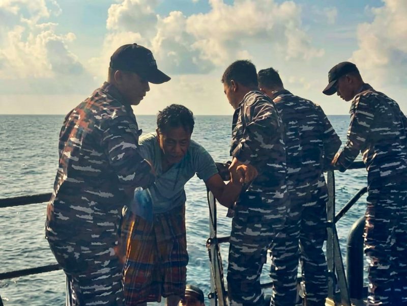 TNI AL saat evakuasi korban selamat dari musibah tenggelamnya Kapal Layar Motor (KLM) Nurul Salsa 01 (foto. dispenal)