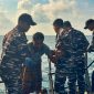TNI AL saat evakuasi korban selamat dari musibah tenggelamnya Kapal Layar Motor (KLM) Nurul Salsa 01 (foto. dispenal)