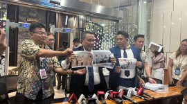 Hotman Paris Hutapea usai mendampingi Febrie Adriansyah menjalani pemeriksaan