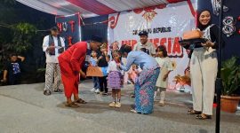 Ketua RT 11 RW 18 Bulak Ponco, Jati Rahayu, Pondok Melati, Bekasi,  Julianto saat berikan hadiah kepada pemenang lomba. (foto. lazir)