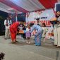 Ketua RT 11 RW 18 Bulak Ponco, Jati Rahayu, Pondok Melati, Bekasi,  Julianto saat berikan hadiah kepada pemenang lomba. (foto. lazir)