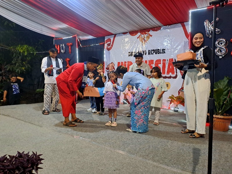 Ketua RT 11 RW 18 Bulak Ponco, Jati Rahayu, Pondok Melati, Bekasi, Julianto saat berikan hadiah kepada pemenang lomba. (foto. lazir)