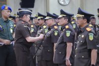 Sutikno (kedua dari kanan) dilantik jadi Kajati DKI. (Dok/Puspenkum Kejagung)