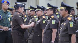 Sutikno (kedua dari kanan) dilantik jadi Kajati DKI. (Dok/Puspenkum Kejagung)