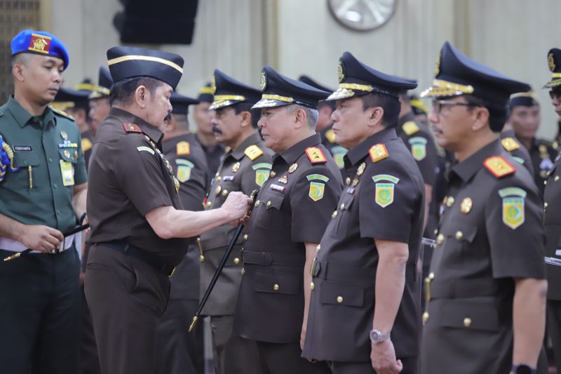 Sutikno (kedua dari kanan) dilantik jadi Kajati DKI. (Dok/Puspenkum Kejagung)