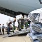 Bantuan Menhan saat diangkut ke pesawat (foto. kemhan)