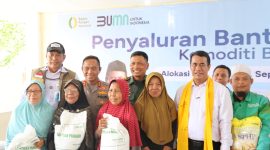 Bulog dan Bapenas saat salurkan bantuan bers (foto. bulog)