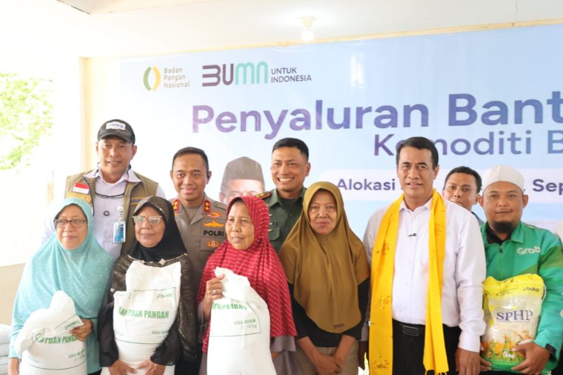 Bulog dan Bapenas saat salurkan bantuan bers (foto. bulog)