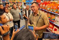 Direktur Utama Perum BULOG Ahmad Rizal Ramdhani saat sidak ke salah satu retail modern di Jakarta. (foto. bulog)