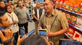 Direktur Utama Perum BULOG Ahmad Rizal Ramdhani saat sidak ke salah satu retail modern di Jakarta. (foto. bulog)