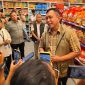 Direktur Utama Perum BULOG Ahmad Rizal Ramdhani saat sidak ke salah satu retail modern di Jakarta. (foto. bulog)