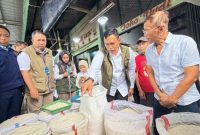 Dirut BULOG Ahmad Rizal Ramdhani saat sidak pasar (foto. Bulog)