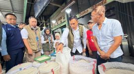 Dirut BULOG Ahmad Rizal Ramdhani saat sidak pasar (foto. Bulog)