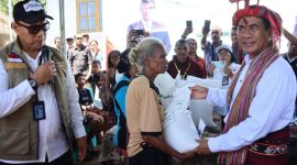 Dirut Bulog Ahmad Rizal Ramdhani bersama Menteri Pertanian Andi Amran Sulaiman berikan bantuan warga Alor (foto. bulog)