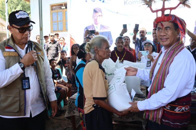 Dirut Bulog Ahmad Rizal Ramdhani bersama Menteri Pertanian Andi Amran Sulaiman berikan bantuan warga Alor (foto. bulog)