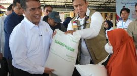 Dirut Perum BULOG Ahmad Rizal Ramdhani dan Kepala Bapanas Andi Amran Sulaiman saat bagikan beras. (foto. bulog)