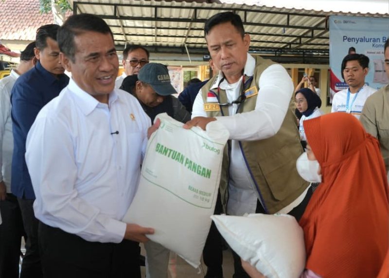 Dirut Perum BULOG Ahmad Rizal Ramdhani dan Kepala Bapanas Andi Amran Sulaiman saat bagikan beras. (foto. bulog)