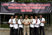 Eka Yogaswara, berdiri di tengah (foto.ist)