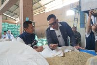 Direktur Utama Perum BULOG Ahmad Rizal Ramdhani terjun langsung melakukan dialog dengan para pengusaha penggilingan padi. (foto. bulog)