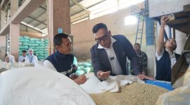 Direktur Utama Perum BULOG Ahmad Rizal Ramdhani  terjun langsung melakukan dialog dengan para pengusaha penggilingan padi. (foto. bulog)