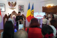 Duta Besar RI untuk Rumania dan Republik Moldova, Meidyatama Suryodiningrat, bersama masyarakat Indonesia dan Rumania pada acara kebersamaan HUT ke-81 Kemerdekaan RI di KBRI Bucharest, Rumania. (foto. kbri rumania)