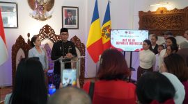 Duta Besar RI untuk Rumania dan Republik Moldova, Meidyatama Suryodiningrat, bersama masyarakat Indonesia dan Rumania pada acara kebersamaan HUT ke-81 Kemerdekaan RI di KBRI Bucharest, Rumania. (foto. kbri rumania)