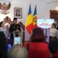Duta Besar RI untuk Rumania dan Republik Moldova, Meidyatama Suryodiningrat, bersama masyarakat Indonesia dan Rumania pada acara kebersamaan HUT ke-81 Kemerdekaan RI di KBRI Bucharest, Rumania. (foto. kbri rumania)