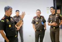 Kajati Kalbar (kiri) tengah beri pengarahan kepada Jajarannya (foto. ist)