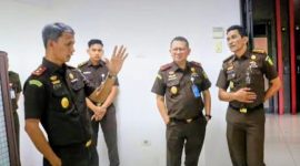 Kajati Kalbar (kiri) tengah beri pengarahan kepada Jajarannya (foto. ist)